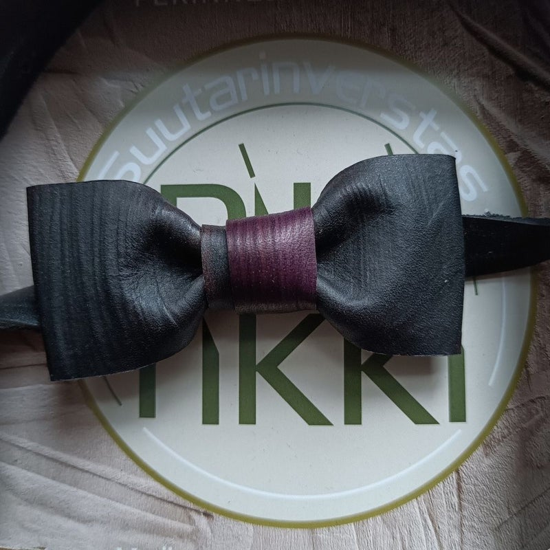 Ihanuus 2 mustalla nauhalla