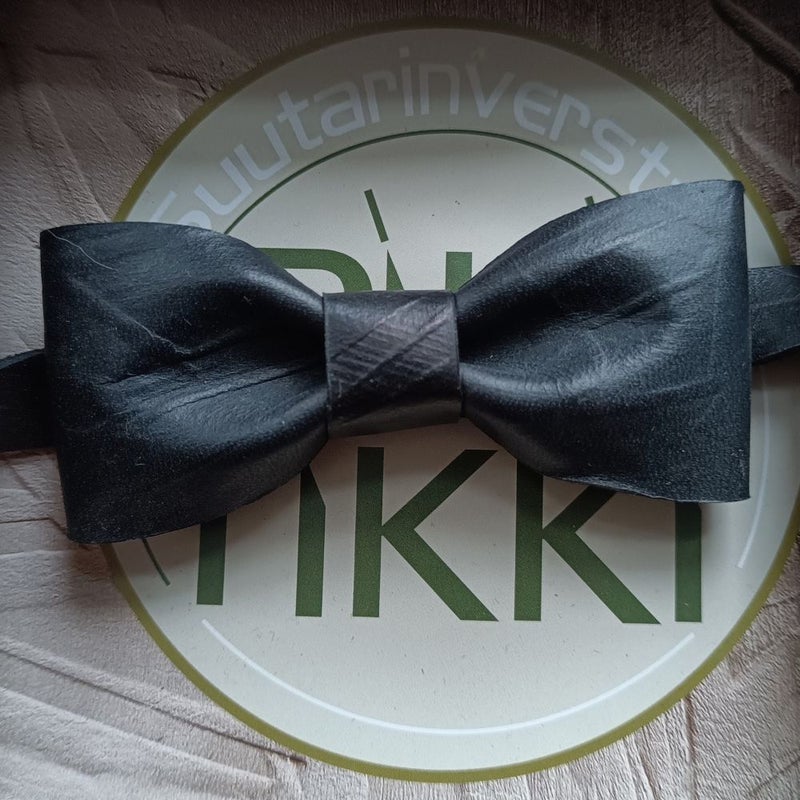 Ihanuus 3 mustalla nauhalla