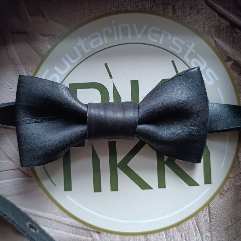 Ihanuus 4 mustalla nauhalla